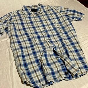 Casual surf style short sleeve shirt.